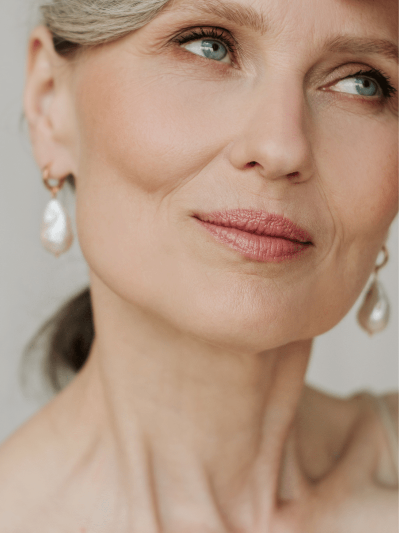 Mineral highlighter for natural luminous glow on mature and sensitive skin